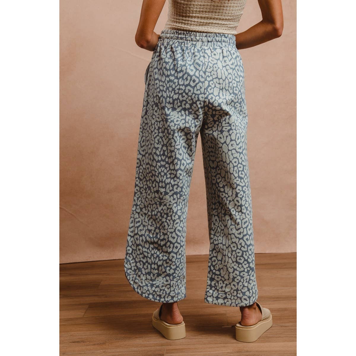 WASHED LEOPARD PATTERN CURVED SIDE SEAM PANTS