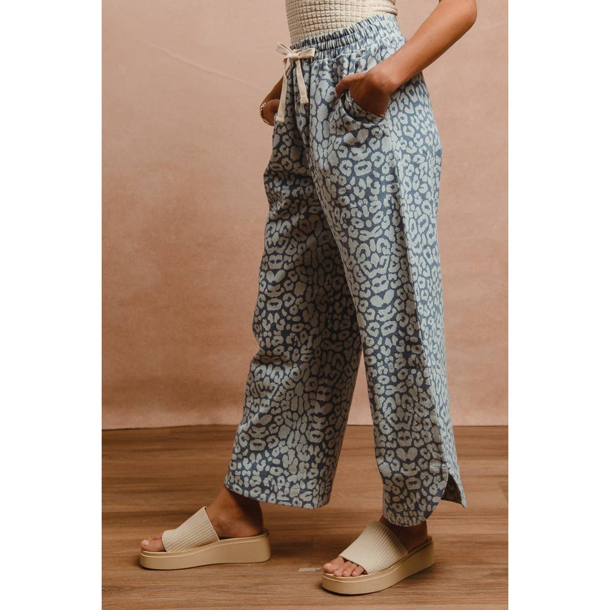 WASHED LEOPARD PATTERN CURVED SIDE SEAM PANTS