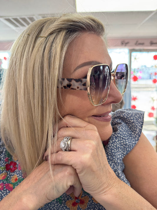 Thin Metallic Frame Large Lens Sunglasses