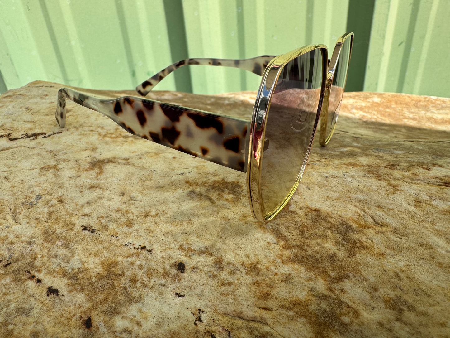 Thin Metallic Frame Large Lens Sunglasses