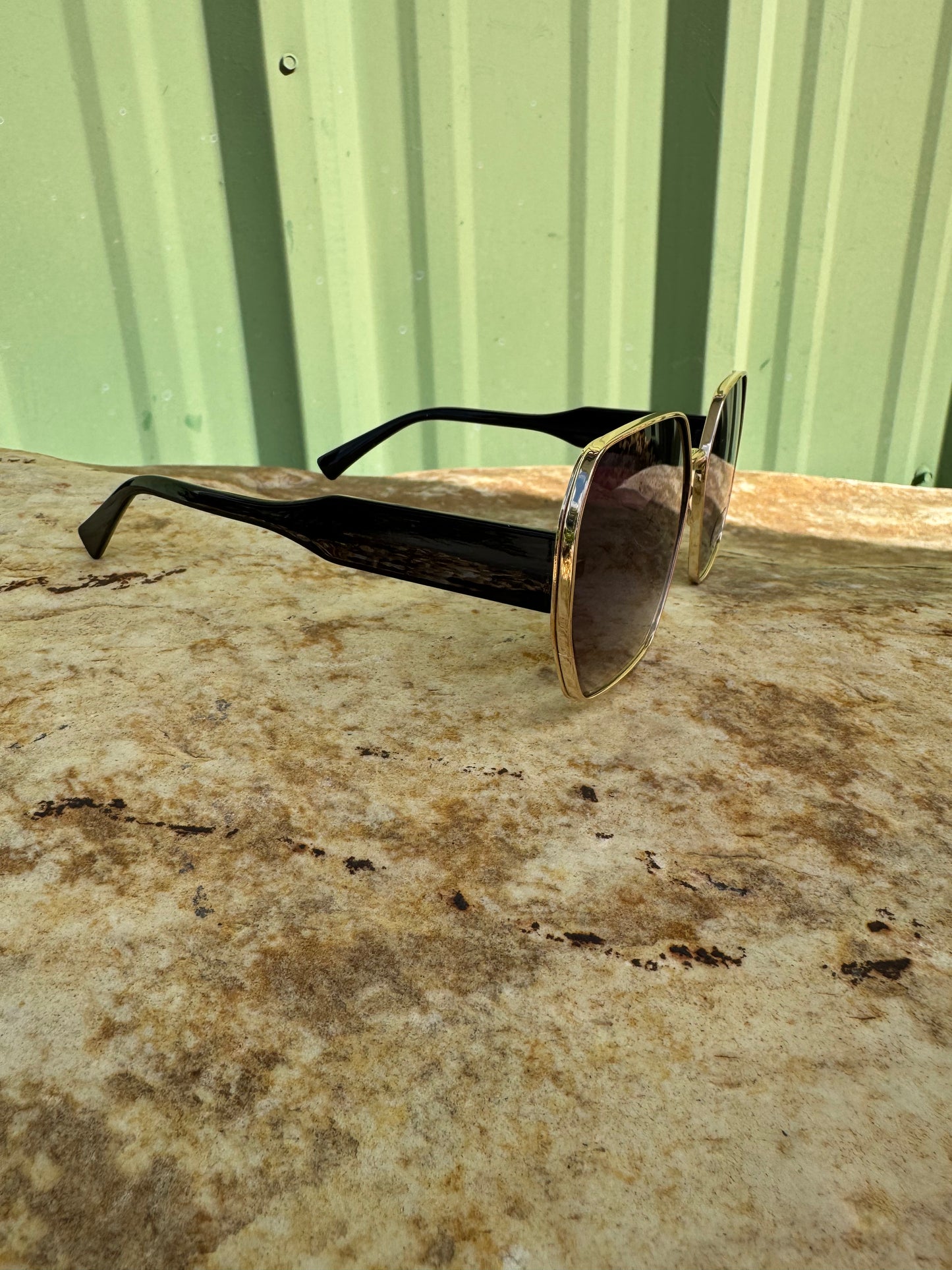 Thin Metallic Frame Large Lens Sunglasses