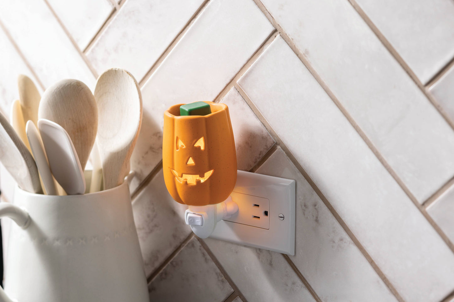 Pluggable Fragrance Warmer- Classic Jack O' Lantern