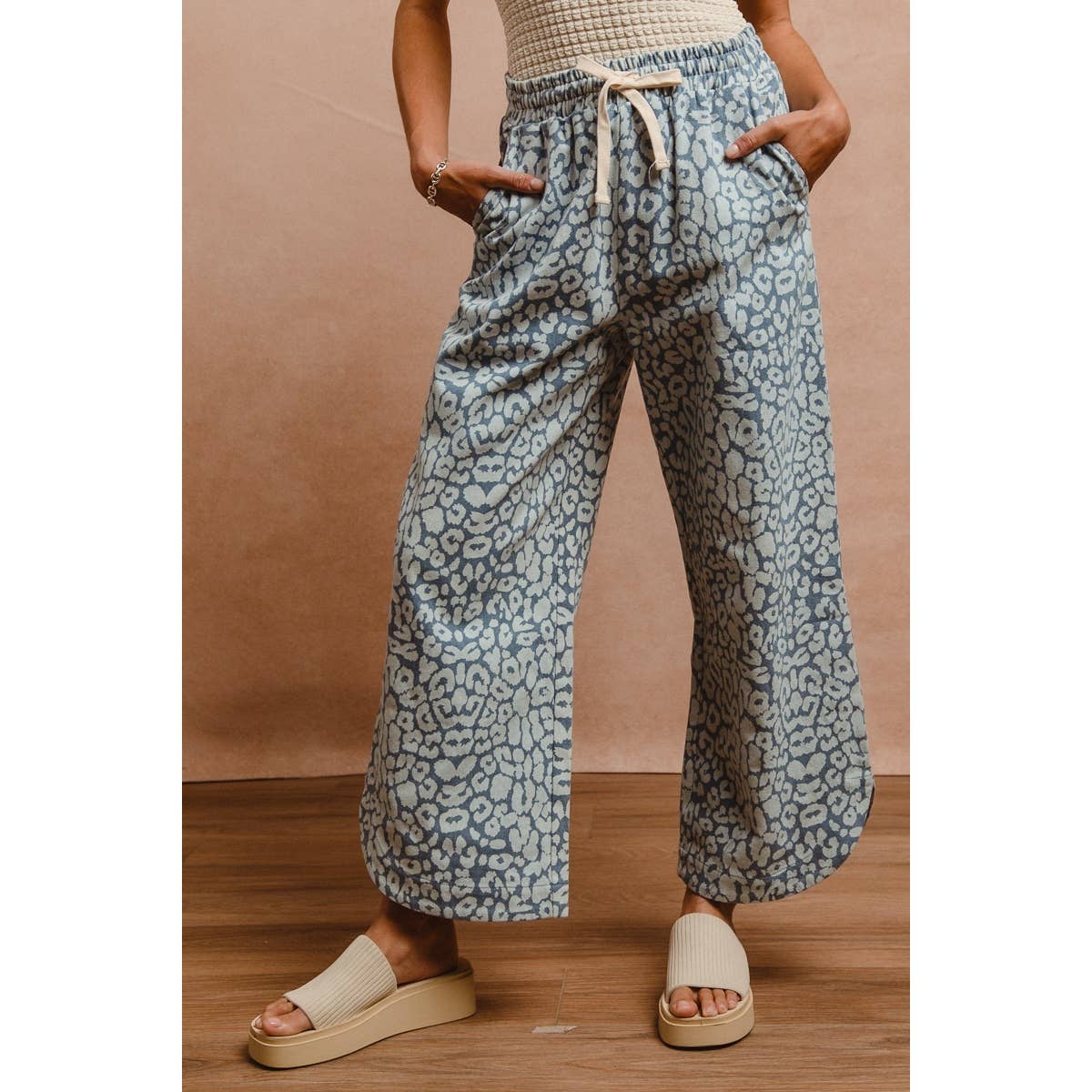 WASHED LEOPARD PATTERN CURVED SIDE SEAM PANTS