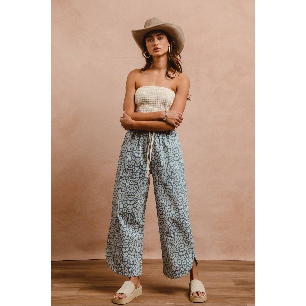 WASHED LEOPARD PATTERN CURVED SIDE SEAM PANTS